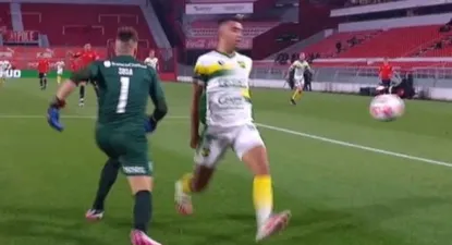 Sebastián Sosa salió haciendo moñas desde el fondo luego de que le tiraran una pelota complicada hacia atrás