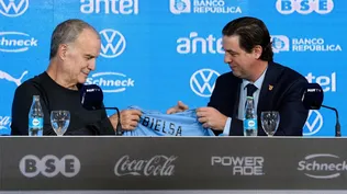 El 17 de mayo de 2023: Marcelo Bielsa, nuevo entrenador de Uruguay, e Ignacio Alonso, presidente de la AUF