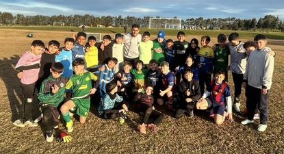 Sebastián Cáceres visitó a las formativas de Liverpool