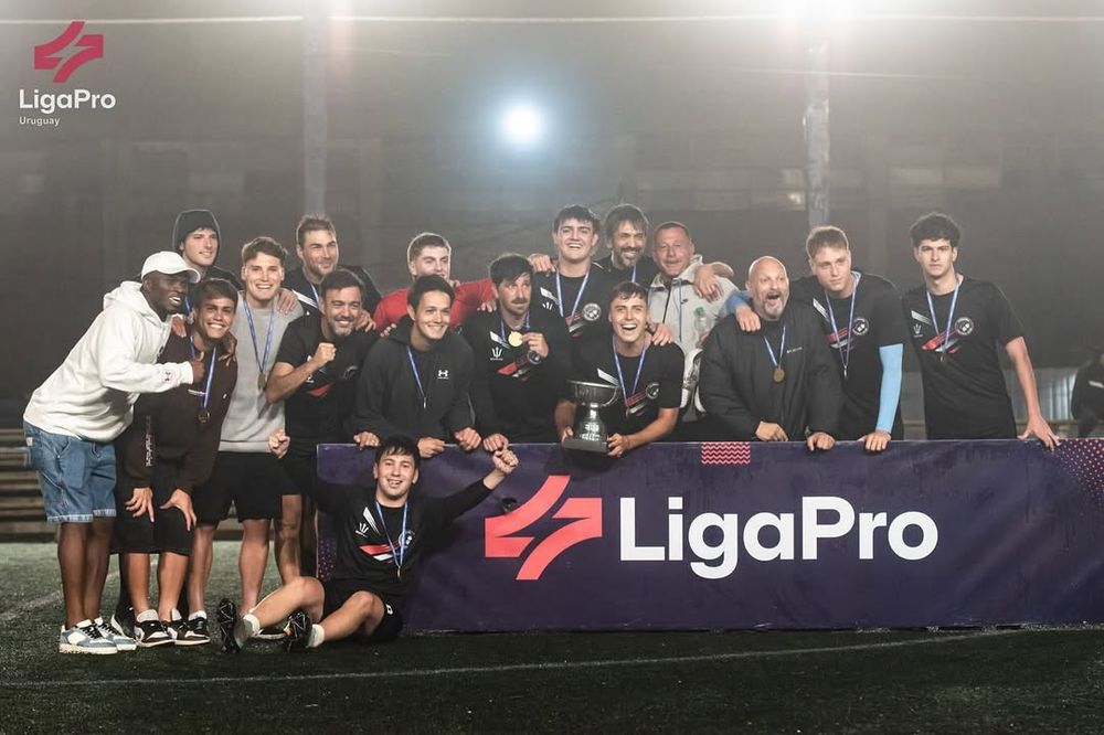 El equipo campeón de La Coloña FC con Jeremía Recoba como DT y Christian Ebere El equipo campeón de La Coloña FC con Jeremía Recoba como DT y Christian Ebere
