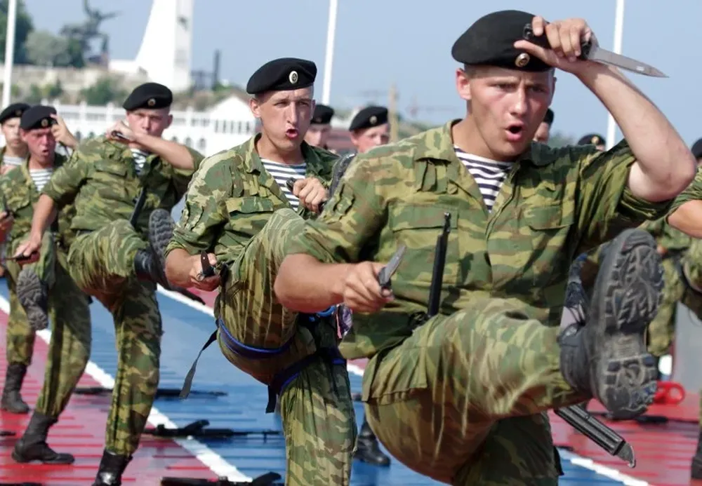 Tropas rusas se despliegan cerca de la frontera con Ucrania