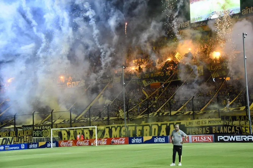 La hinchada de Peñarol el domingo ante City Torque: multa