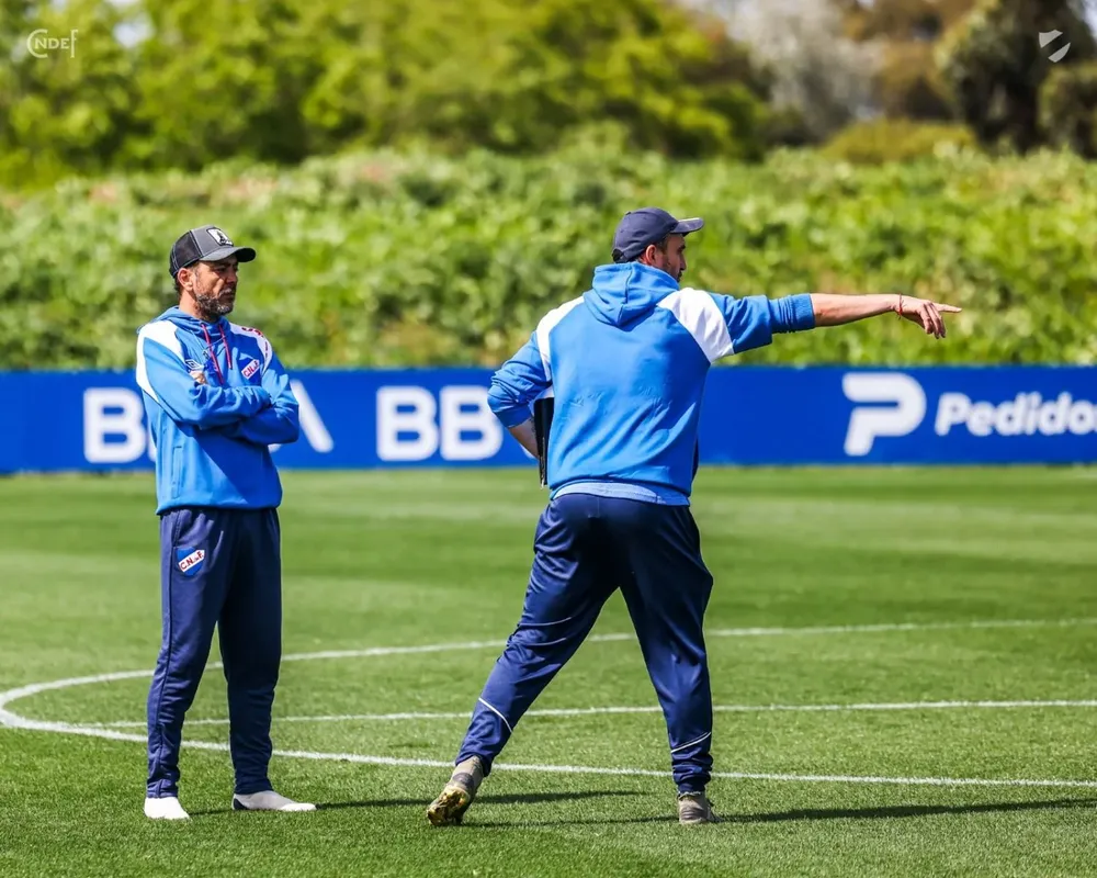 Álvaro Recoba junto a Nelson Abeijón dirigiendo la práctica de Nacional en la Ciudad Deportiva de Los Céspedes
