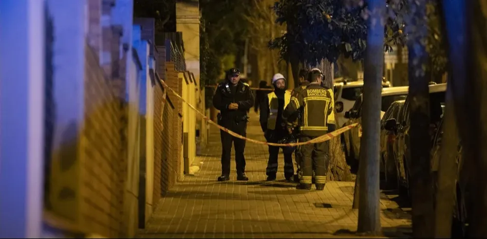 Los Bomberos y la Guardia Urbana custodian el domicilio donde han aparecido muertos un padre y sus dos hijos en el barrio de Horta de Barcelona