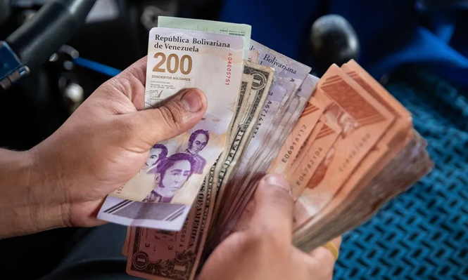 El dólar pierde terreno frente al bolívar en Venezuela: ¿por qué cae su uso en el comercio?