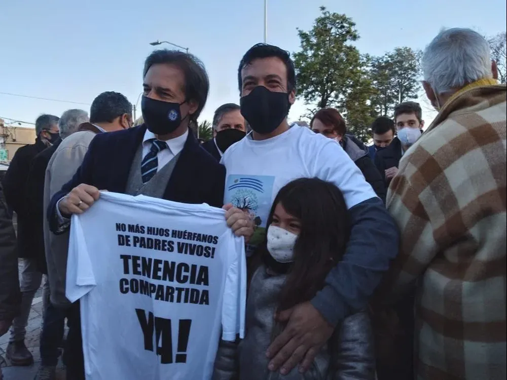 El presidente Lacalle Pou, apoyando el reclamo de una ley de tenencia compartida.