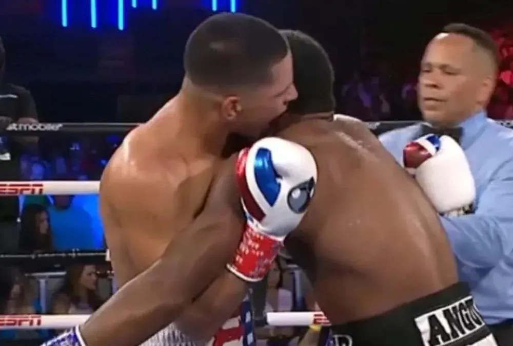 Edgar Berlanga intenta morder a Roamer Alexis Angulo en plena pelea