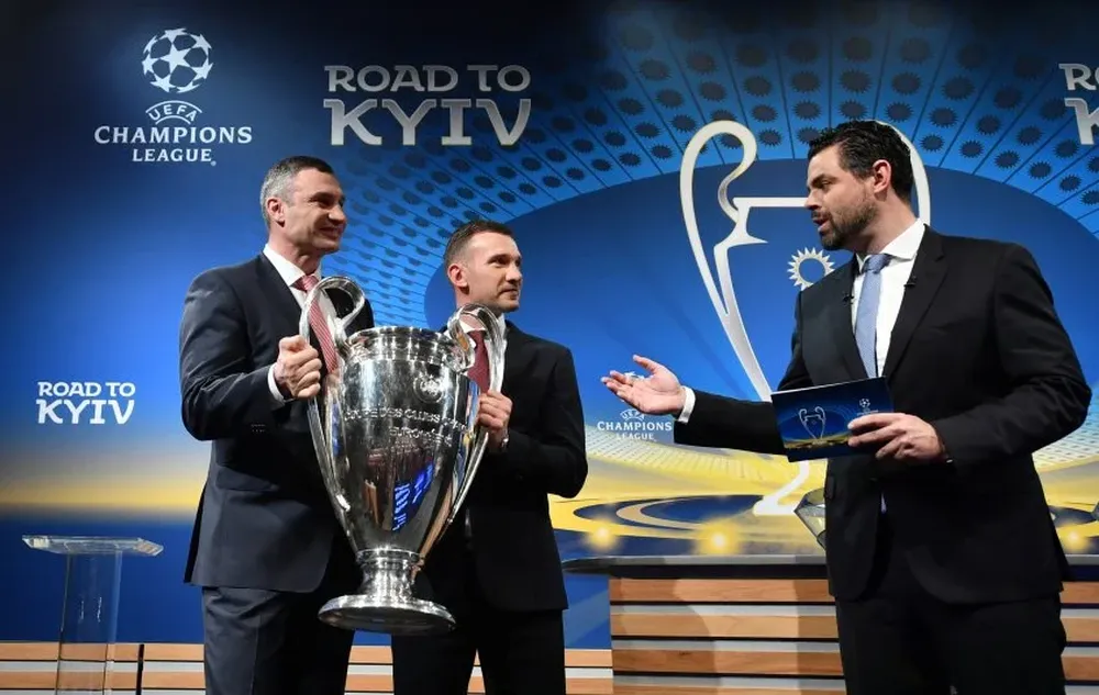 Los ucranianos Vitali Klitschko y Andriy Shevchenko con la orejona de la Liga de Campeones