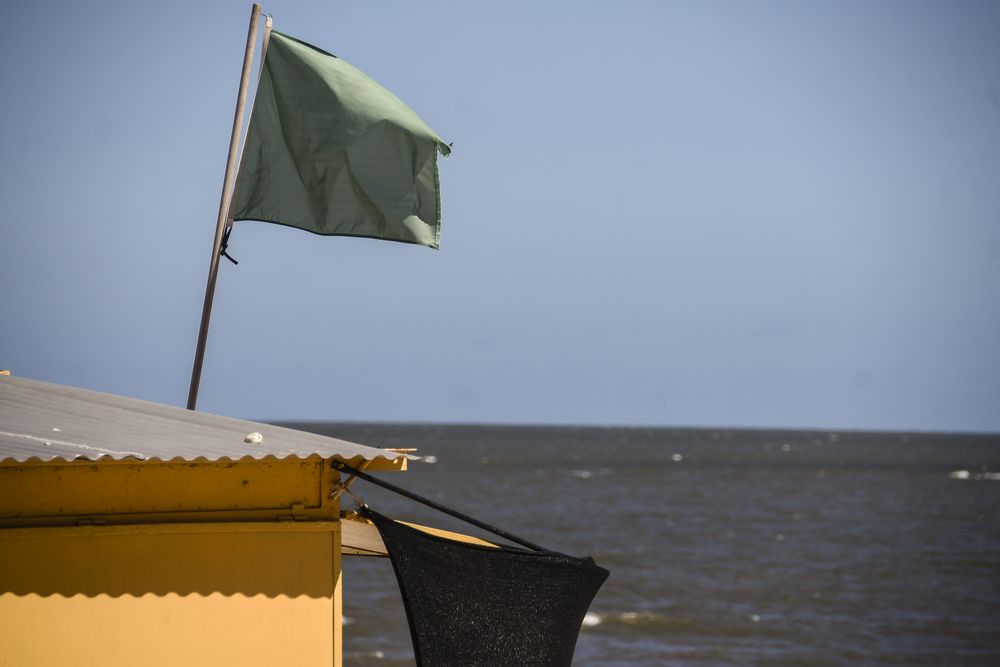 20250131 Playa, calor, verano, casilla de guardavidas, bandera verde, estado del tiempo.
