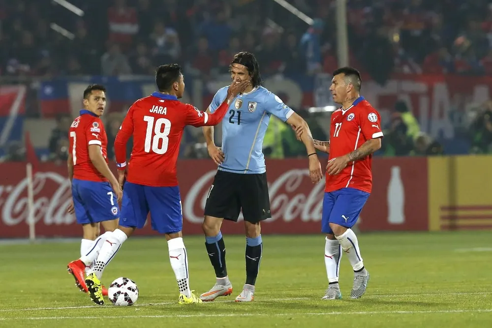 El 24 de junio de 2015 Uruguay cay&oacute; 1-0 ante Chile en Santiago, el d&iacute;a del dedo de Gonzalo Jara a Cavani