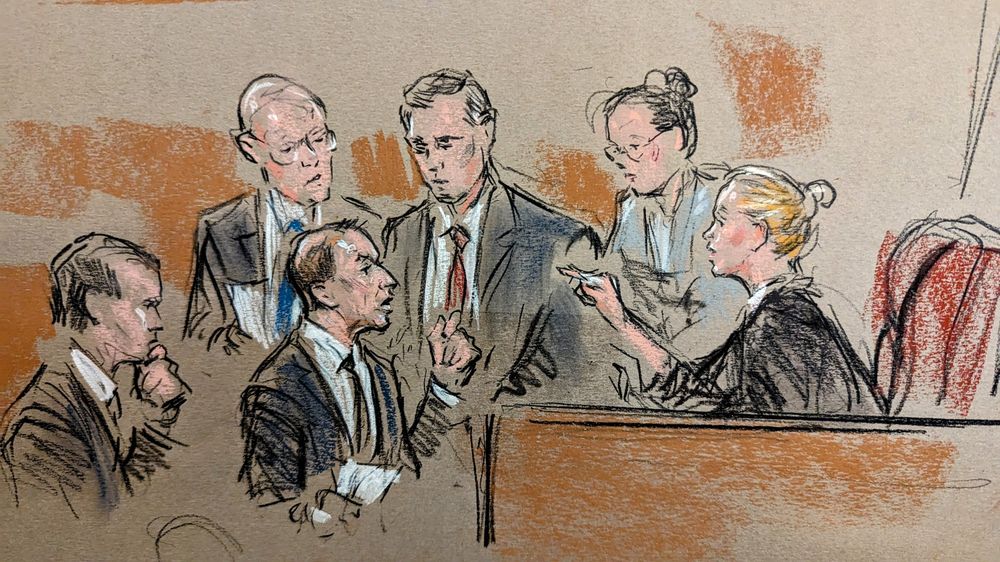 La jueza Maryellen Noreika, a la derecha, habla con los abogados involucrados en el juicio de Hunter Biden