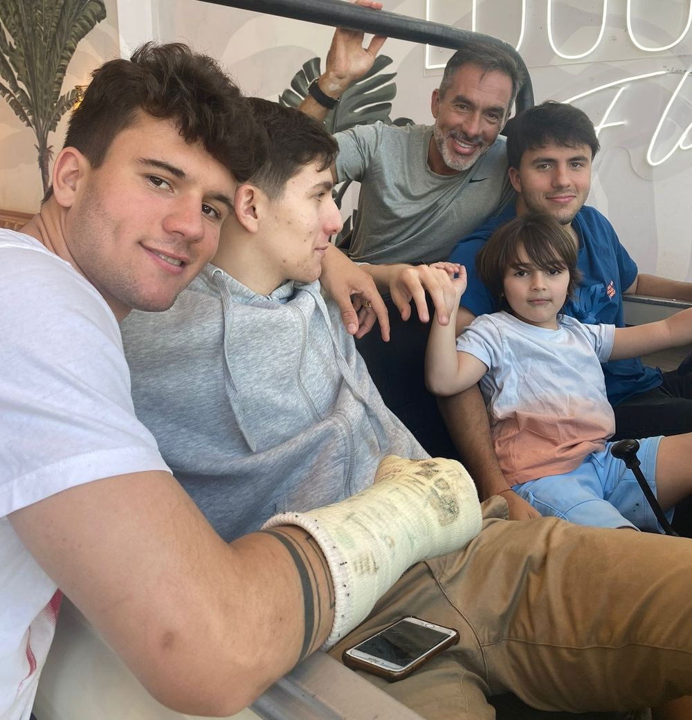 Gustavo Matosas y sus cuatro hijos en la actualidad