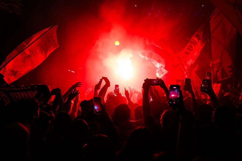 Hinchas de Universitario en un banderazo en la previa del partido ante Nacional