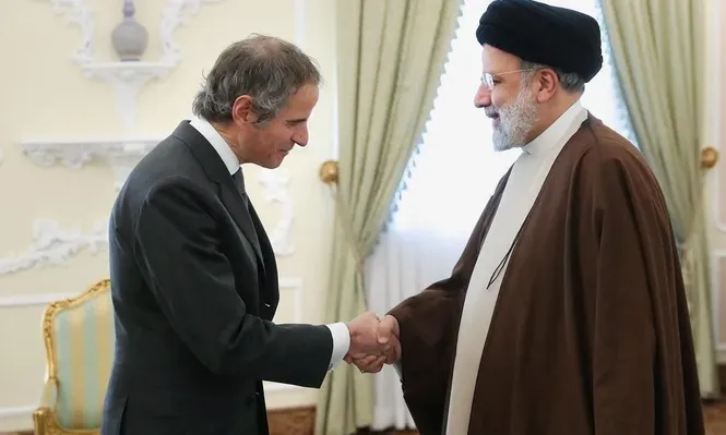 El director del Organismo internacional de Energía Atómica, Rafael Grossi, saluda al presidente de Irán, Ebrahim Raisi.