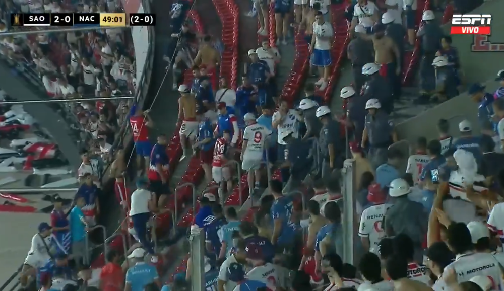 Imagen de la Policía entrando a la tribuna de los hinchas de Nacional