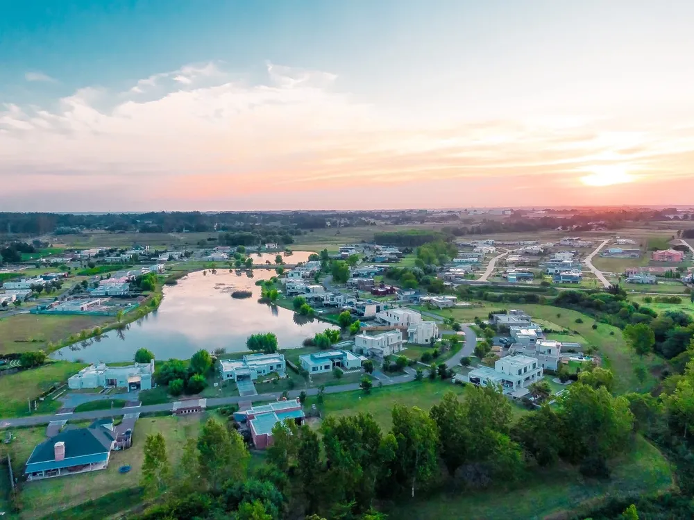 Cada barrio se destaca por tener diversos amenities y servicios en un entorno natural.