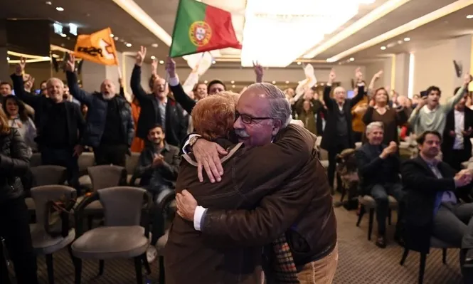 Votantes del partido Alianza Democrática celebran los primeros resultados de las elecciones legislativas portuguesas