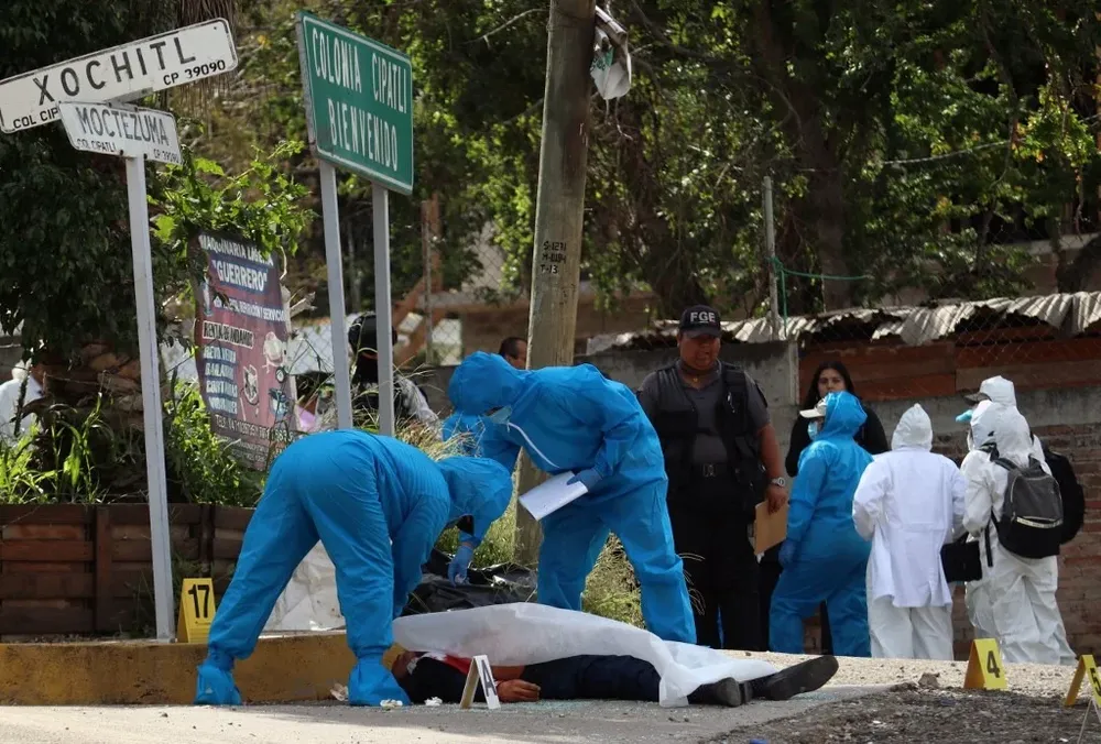 Los forenses recogen el cuerpo del delegado Fernando García.