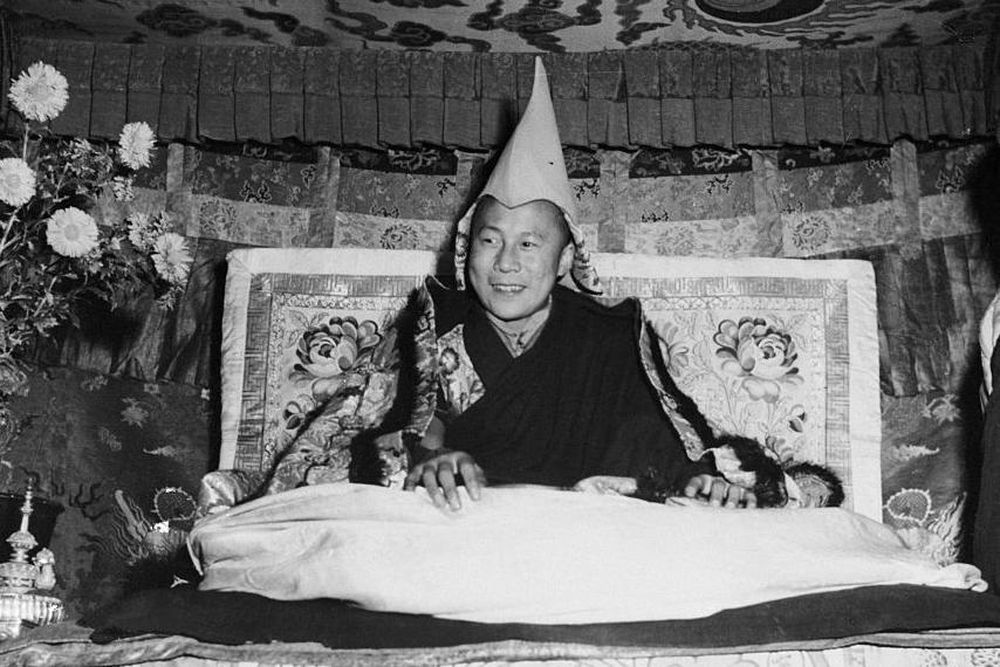 Tenzin Gyatso, nacido en 1935 con el nombre Lhamo Thondup, fue reconocido de niño como la reencarnación del Dalai Lama y entronizado.