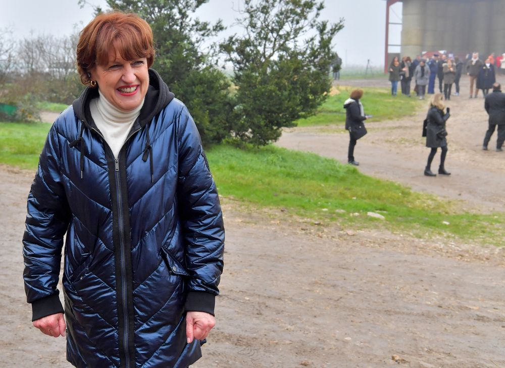 La ministra de Agricultura, Soberanía Alimentaria y Silvicultura de Francia, Annie Genevard, se marcha después de visitar una granja de vacas de raza Prim'Holstein en Sully-sur-Loire, centro de Francia, el 30 de noviembre de 2024. La ministra de Agricultura, Soberanía Alimentaria y Silvicultura de Francia, Annie Genevard, se marcha después de visitar una granja de vacas de raza Prim'Holstein en Sully-sur-Loire, centro de Francia, el 30 de noviembre de 2024.