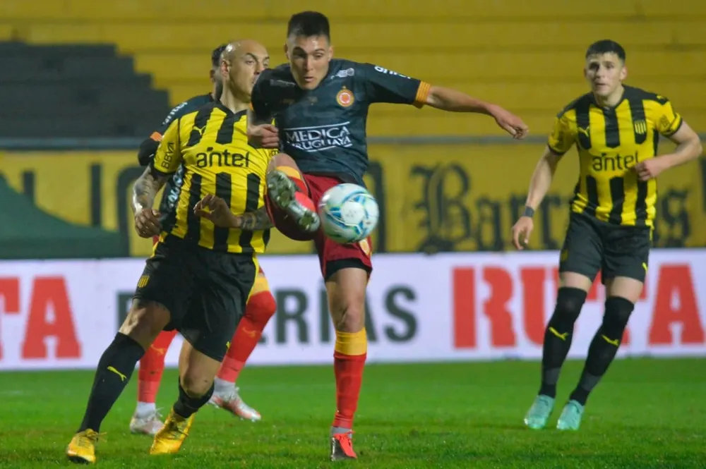 Peñarol vs Progreso en el Campeón del Siglo