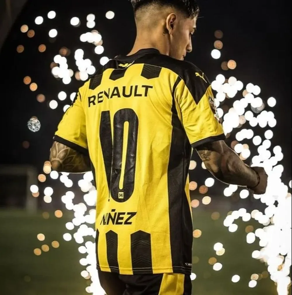 Facundo Torres ingresando al Suppici de Colonia el pasado miércoles para enfrentar a Ñublense; fueron sus últimos 45 minutos con la camiseta de Peñarol