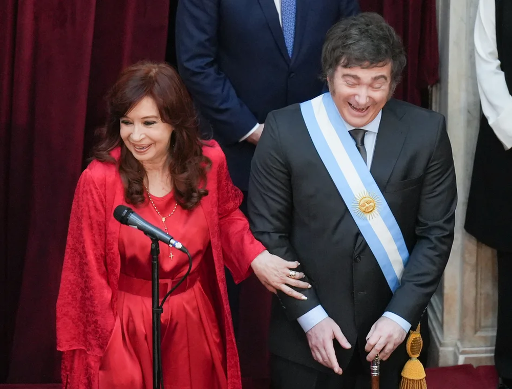 La disputa entre CFK y Milei alcanzó un nuevo nivel con un cruce de mensajes en redes sociales.