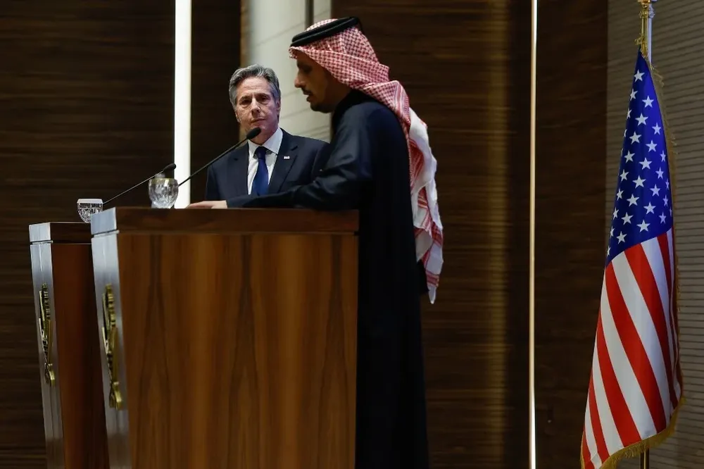 “Los civiles palestinos deben poder volver en cuanto las condiciones lo permitan; no pueden, no deben ser presionados para que abandonen Gaza”, dijo Blinken en Catar.