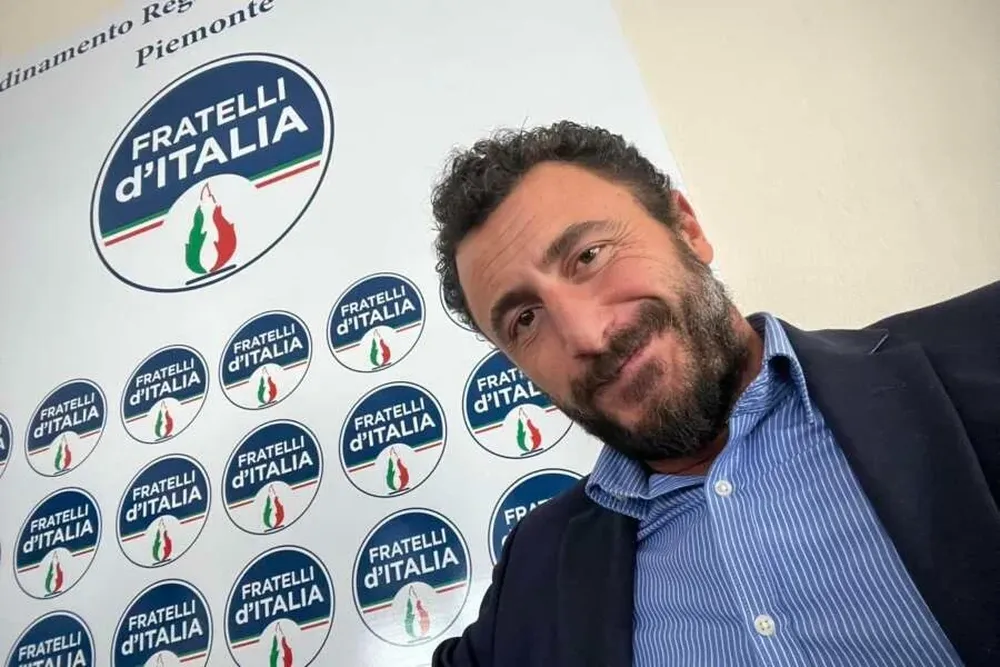 El diputado Emanuele Pozzolo fue objeto de varias críticas por llevar un arma cargada a una fiesta de Fin de Año.