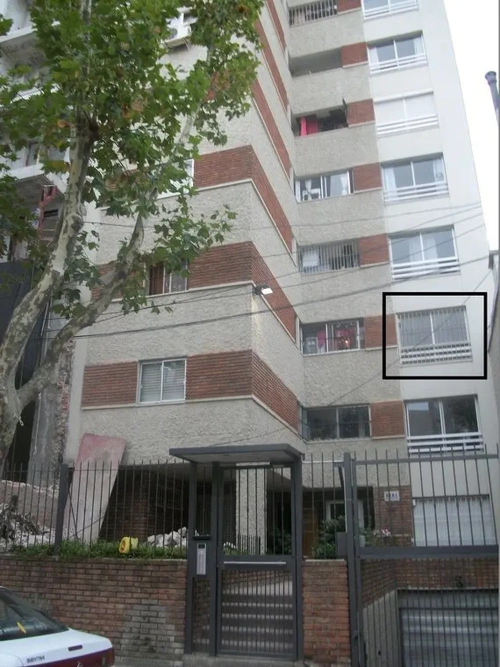 Fachada del edificio donde se encuentra la unidad a subastar