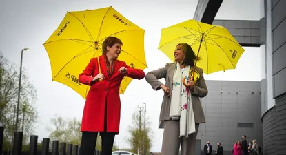 La primera ministra de Escocia y líder del SNP, Nicola Sturgeon (izquierda) felicita a la candidata del SNP, Kaukab Stewart, después de ser elegida