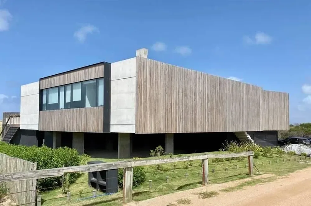 La moderna mansión de 740 metros cuadrados se encuentra sobre un terreno de 1.671 metros cuadrados