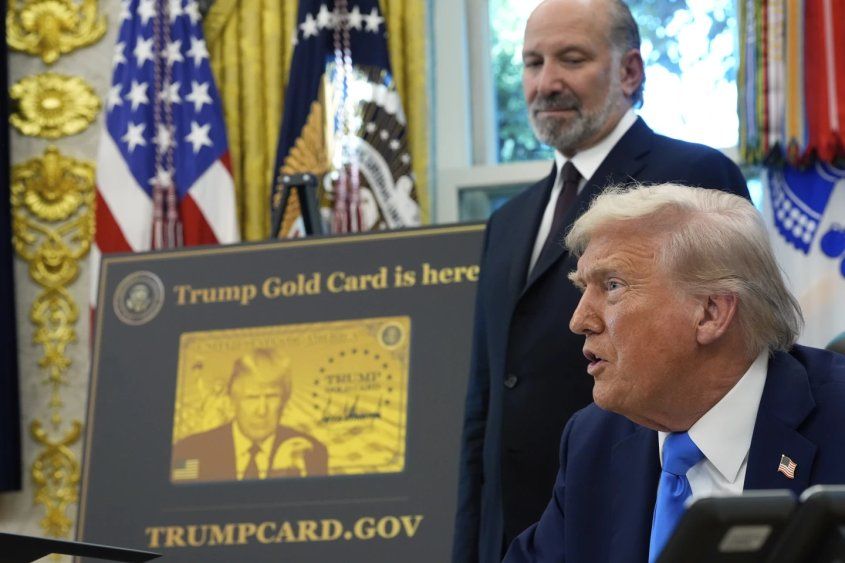 Trump hizo el anuncio sobre las visas junto a Lutnick