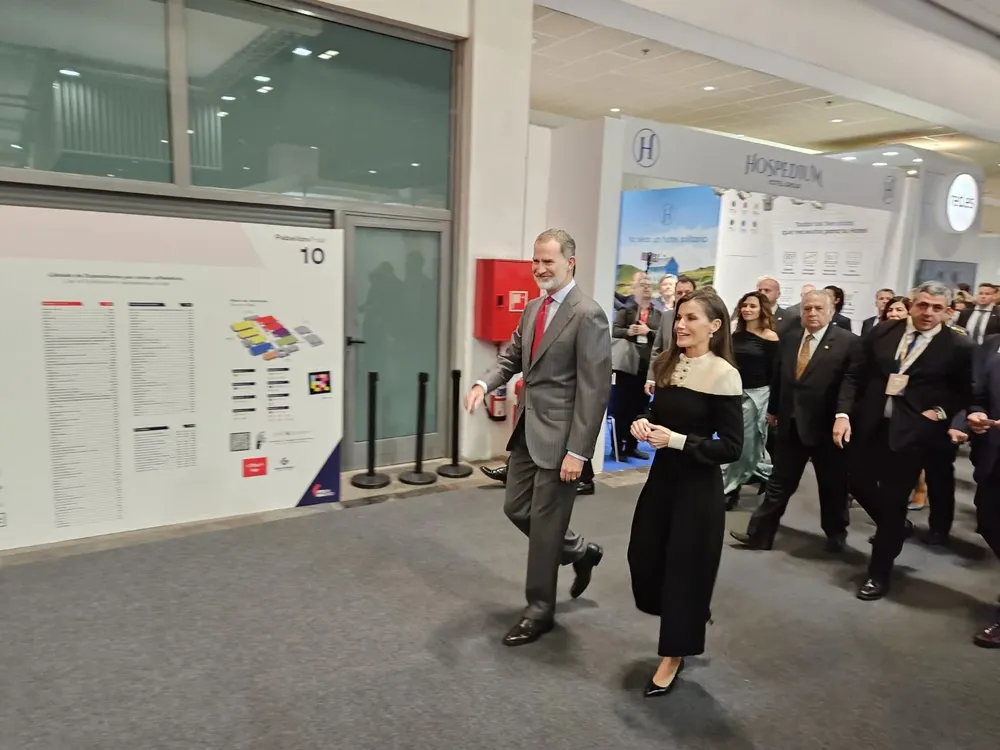 El Rey Felipe VI y la Reina Letizia recorren Fitur.