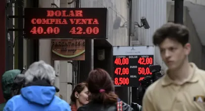 El dólar llegó a superar los 40 pesos en Argentina y el gobierno subió las tasas para calmar el mercado