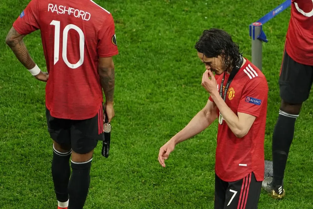 Rashford, compañero de Cavani, tiene la medalla en la mano