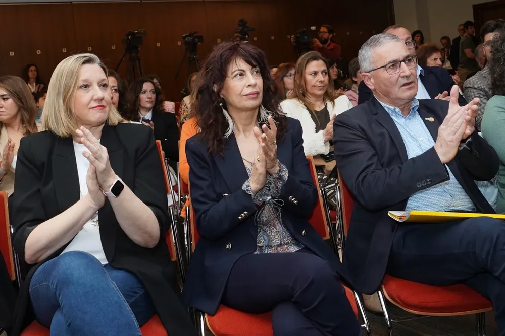 La ministra de Igualdad, Ana Redondo (c), y la consejera de Familia e Igualdad de Oportunidades de la Junta de Castilla y León , Isabel Blanco (i), participan en la jornada Mujeres y vida en el medio rural, organizada por COAG y la Federación de Mujeres del Medio Rural CERES, junto al presidente de esta organización agraria, Lorenzo Rivera (d).EFE.