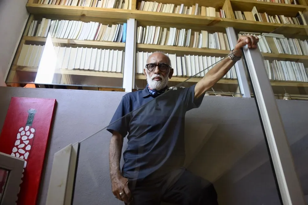 Oscar González Oro en su casa de Punta del Este