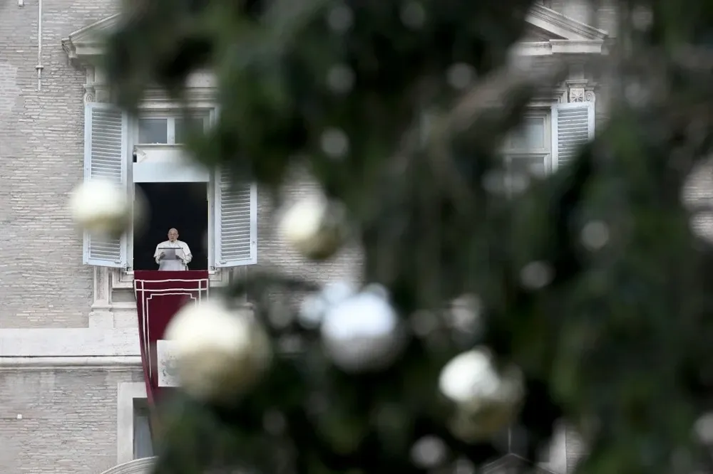 El papa recordó que la Biblia presenta una imagen recurrente de la sombra que protege. “Pensemos en la nube que acompaña al pueblo de Dios en el desierto”, dijo Francisco.