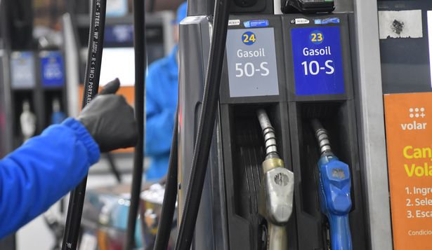 ¿Suba, baja o congelamiento de nafta y gasoil? Así viene la foto de los combustibles para agosto