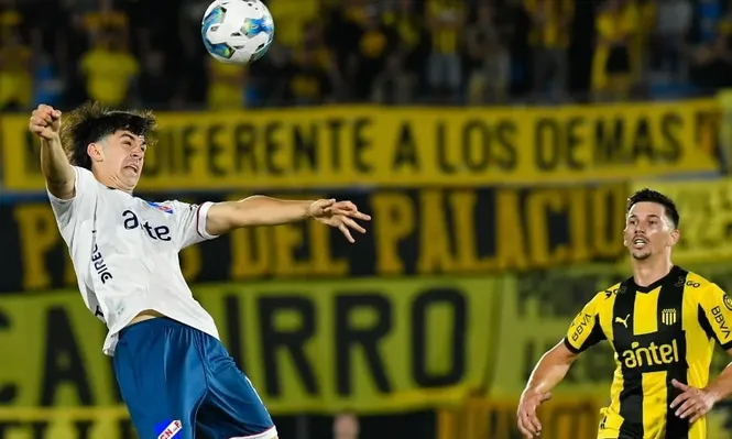 Maxi Silvera en su debut con Peñarol, en el clásico