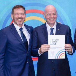 Gianni Infantino, presidente de FIFA, recibiendo la candidatura del Mundial 2030 junto a Alejandro Domínguez, presidente de Conmebol, e Ignacio Alonso 