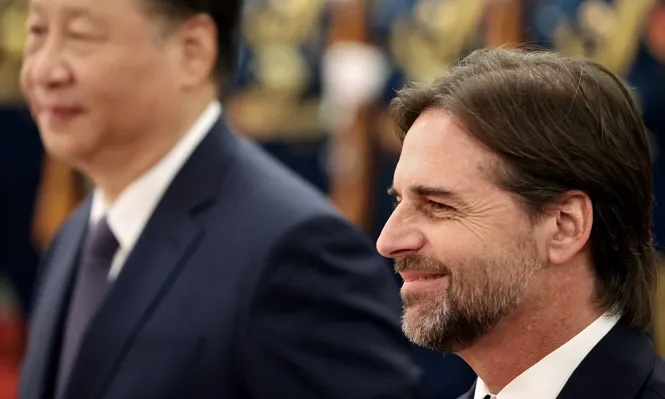 Los presidentes Luis Lacalle Pou y Xi Jinping en China.