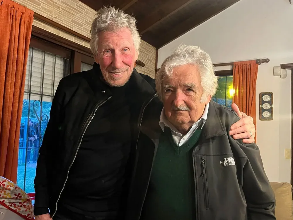 Roger Waters posó con el expresidente José Mujica este sábado