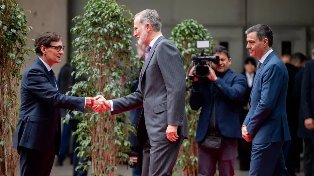 .Salvador Illa saluda a Felipe Vi, seguido por el presidente Pedro Sánchez en su llegada al Mobile World Congress en Barcelona