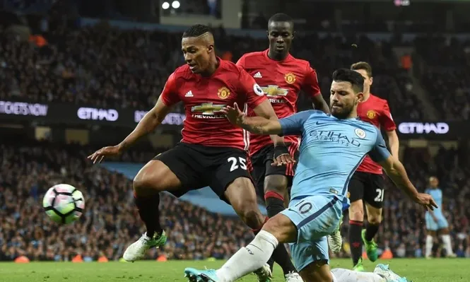 Los Manchester empataron sin goles