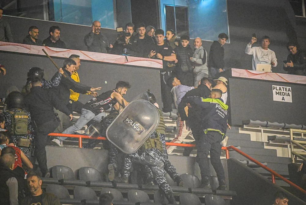 Peñarol y Quilmes suspenden el partido tras violentos enfrentamientos