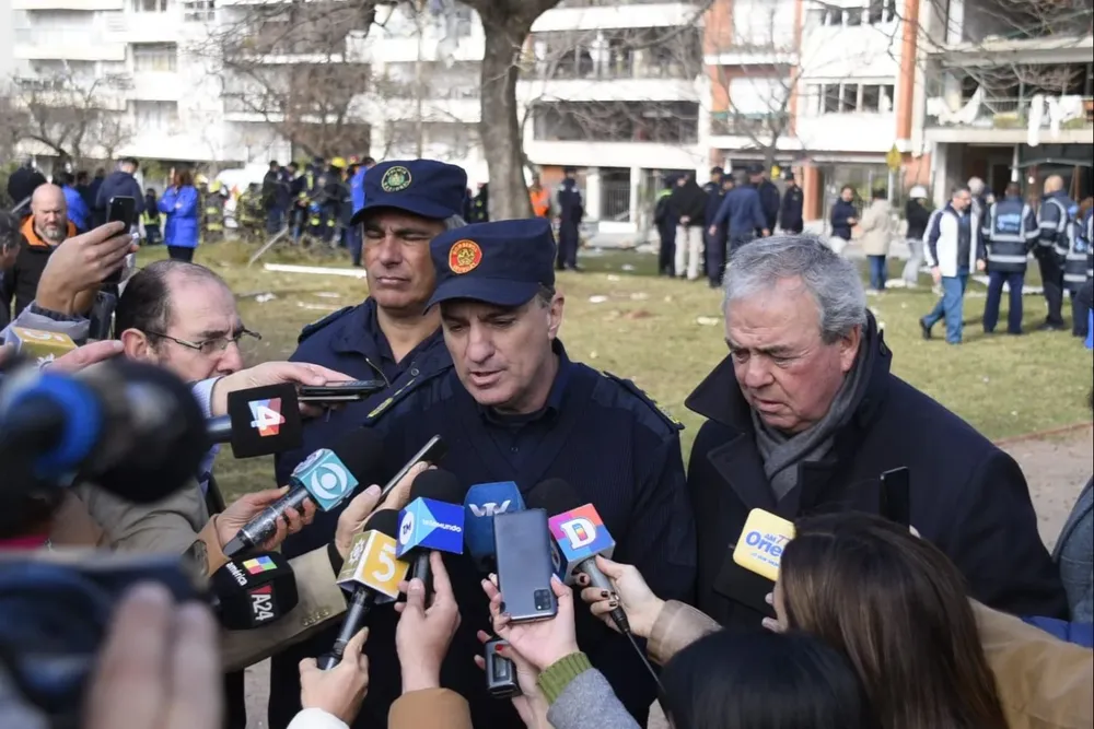 Ricardo Riaño, director de Bomberos, y Luis Alberto Heber, ministro del Interior, declaran a la prensa sobre novedades de la explosión de un edificio en Villa Biarritz