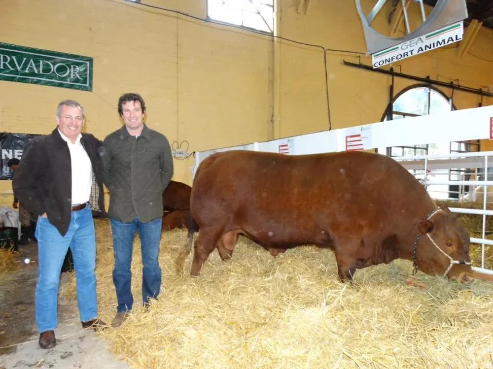 Álvaro Simeone y Miguel Viganó con un reproductor Senepol en la Expo Prado