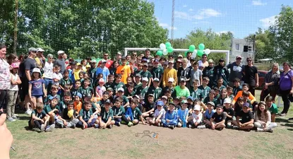 Sergio Rochet con los niños de Deportivo Juvenil, el club en el que hizo baby fútbol en Nueva Palmira